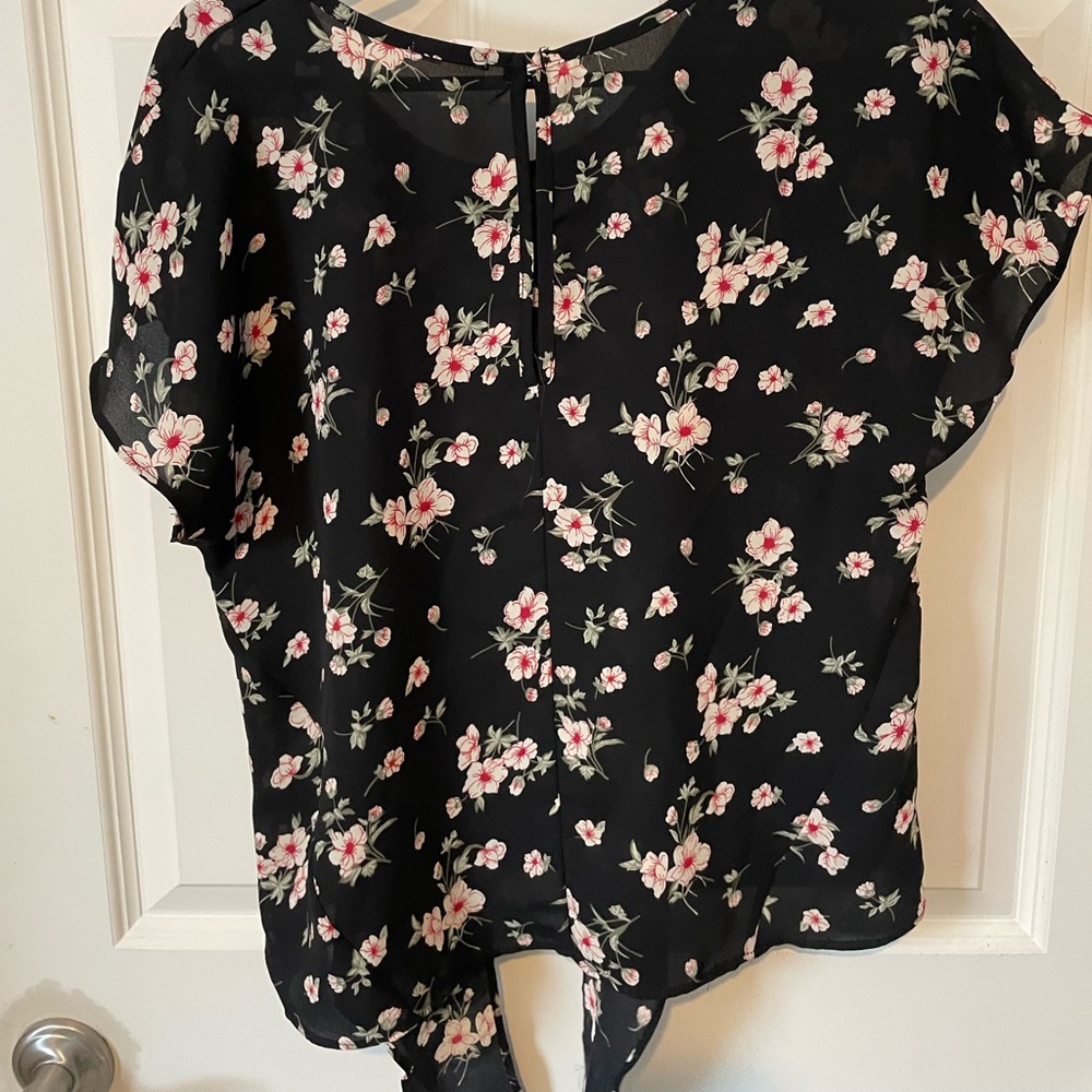 Flowy Floral Blouse - Picture 2 of 3